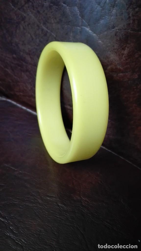 Joyeria: Pulsera amarilla de pl&aacute;stico d&eacute;cada de los 60 m&aacute;s o menos - Foto 2