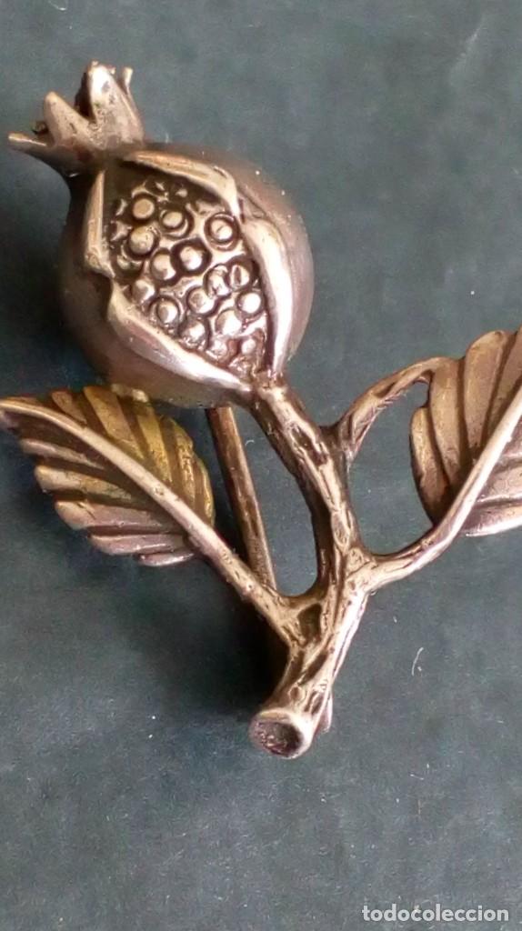 Joyeria: Broche de plata en forma de rama con granada - Foto 1