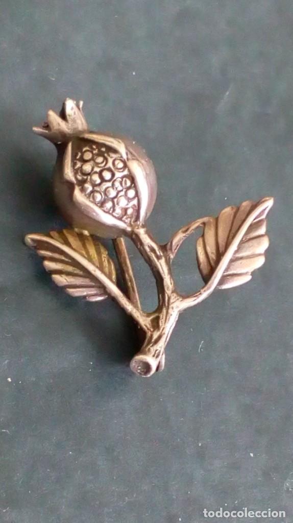 Joyeria: Broche de plata en forma de rama con granada - Foto 2