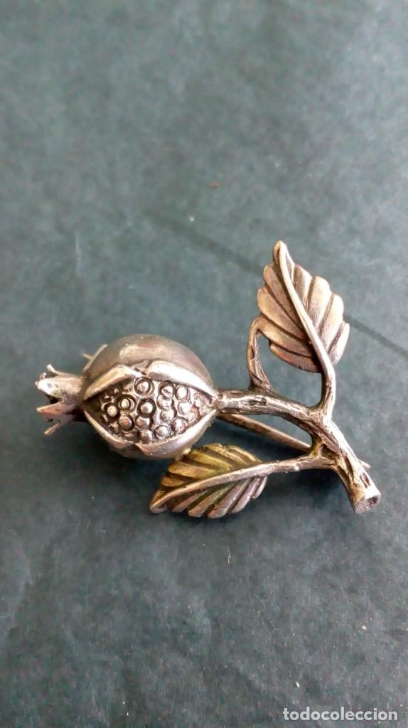 Joyeria: Broche de plata en forma de rama con granada - Foto 3