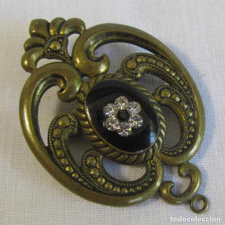 Joyeria: Antiguo broche de lat&oacute;n con pedrer&iacute;a - Foto 1