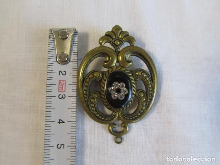 Joyeria: Antiguo broche de lat&oacute;n con pedrer&iacute;a - Foto 2