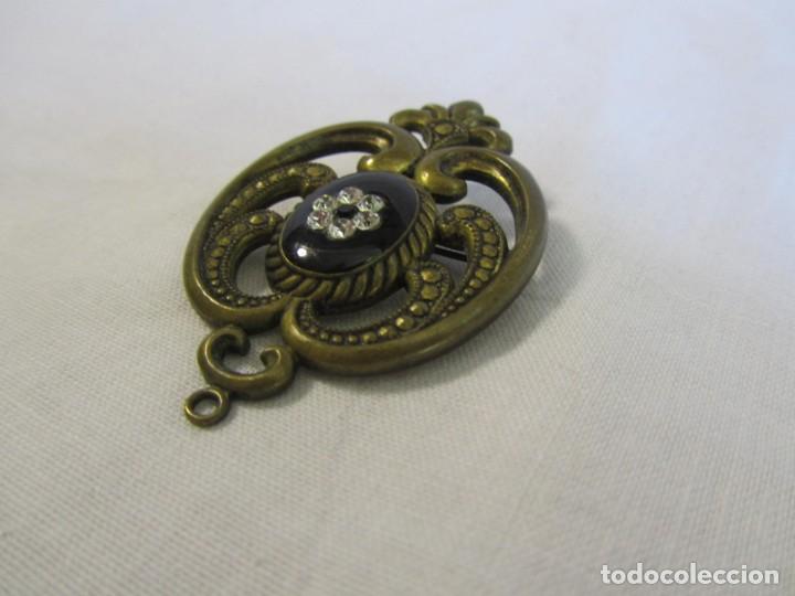 Joyeria: Antiguo broche de lat&oacute;n con pedrer&iacute;a - Foto 3