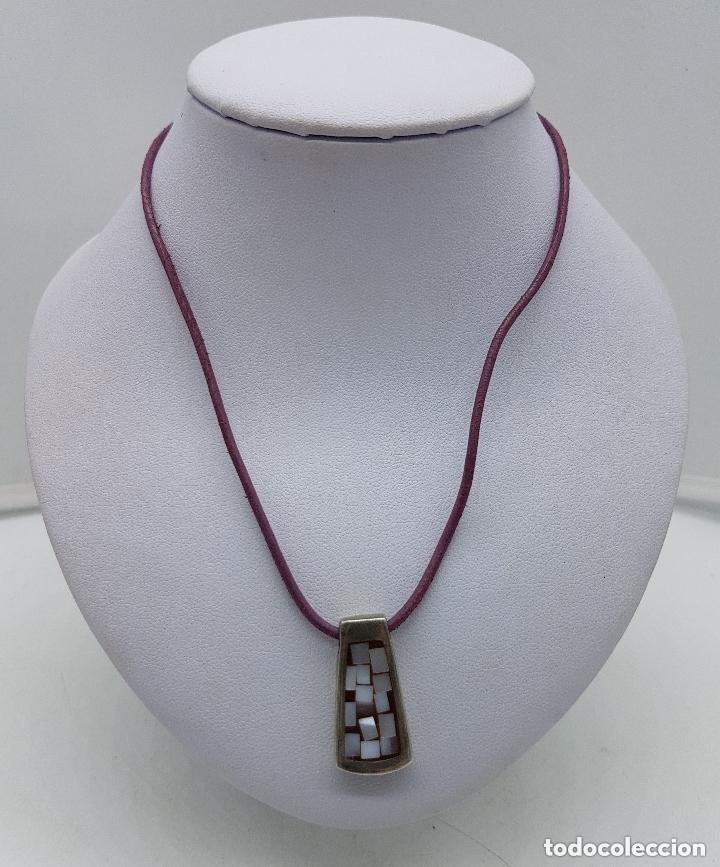 Joyeria: Bonito collar antiguo en plata de ley y cuero, colgante con mosaico de n&aacute;car.
