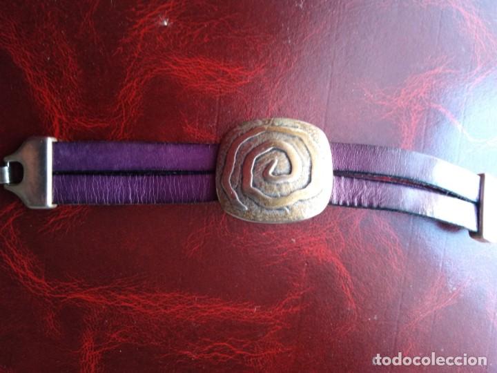 Joyeria: Pulsera de metal y cuero - Foto 1