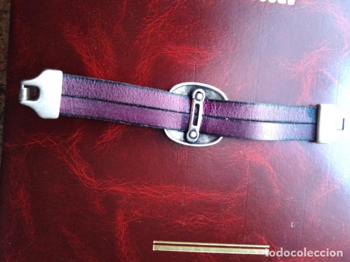 Joyeria: Pulsera de metal y cuero - Foto 2