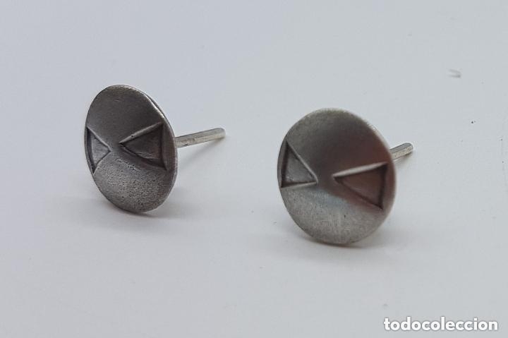 Joyeria: Bonitos pendientes antiguo con formas de bot&oacute;n en plata 925 mate. - Foto 2