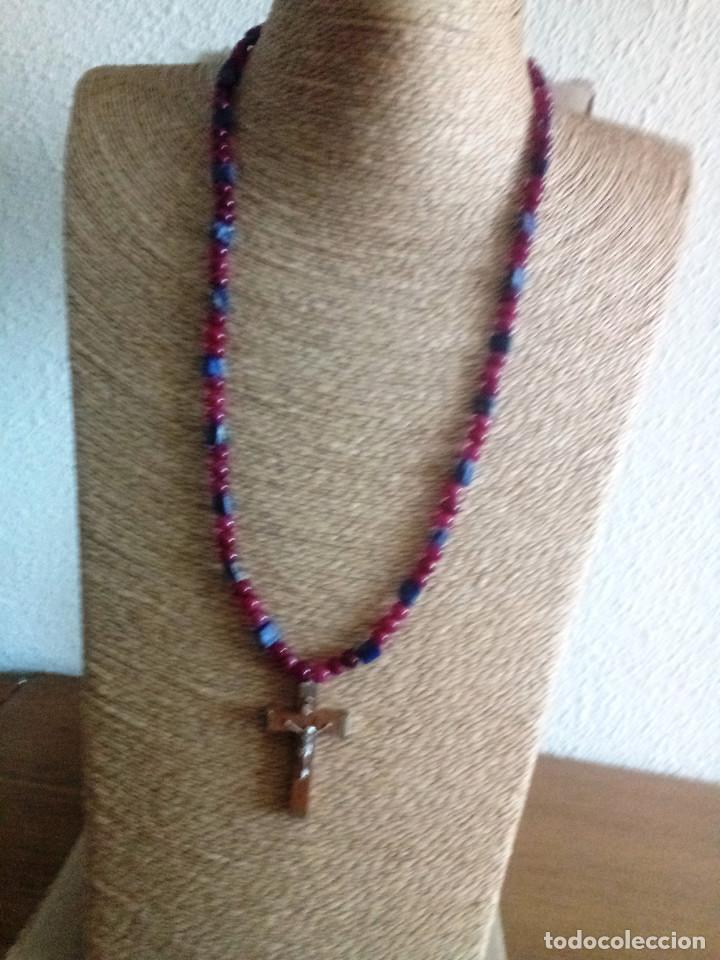 Joyeria: Collar de rub&iacute; y lapis lazuli con una cruz en el centro - Foto 1