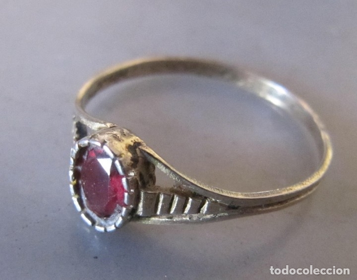 Joyeria: antiguo anillo de plata y peque&ntilde;o granate - Foto 1