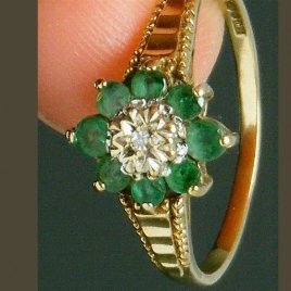 Precioso anillo de oro macizo, esmeraldas y diamante, naturales (Art. Deco)