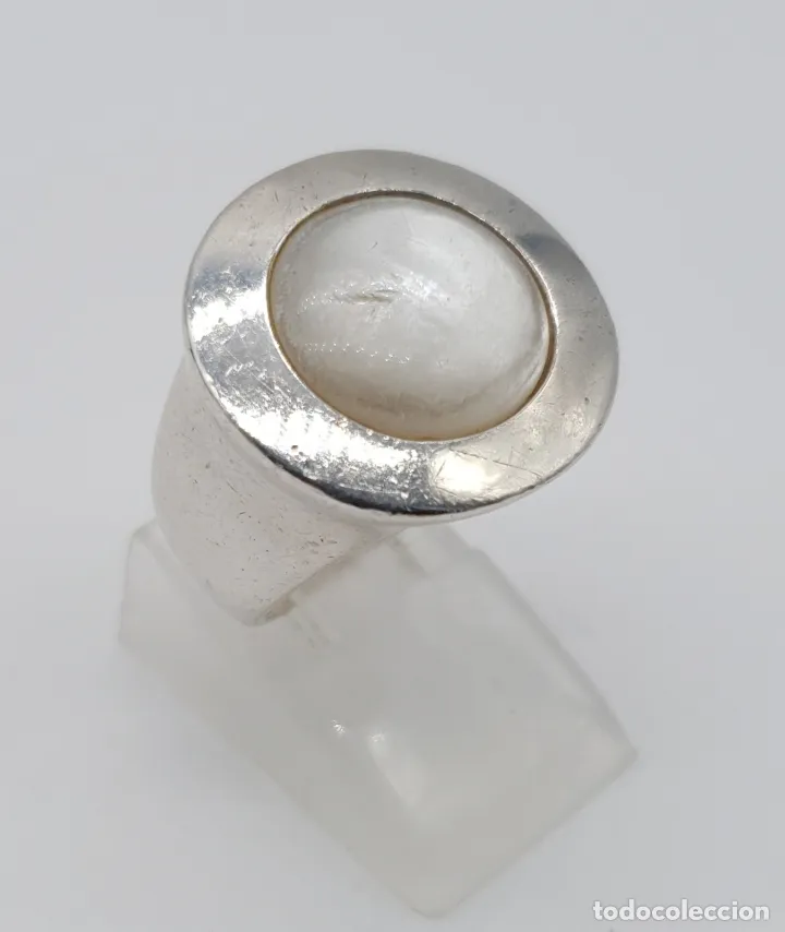 Original anillo en plata de ley de la firma TOUS con cabujón de nácar auténtico .
