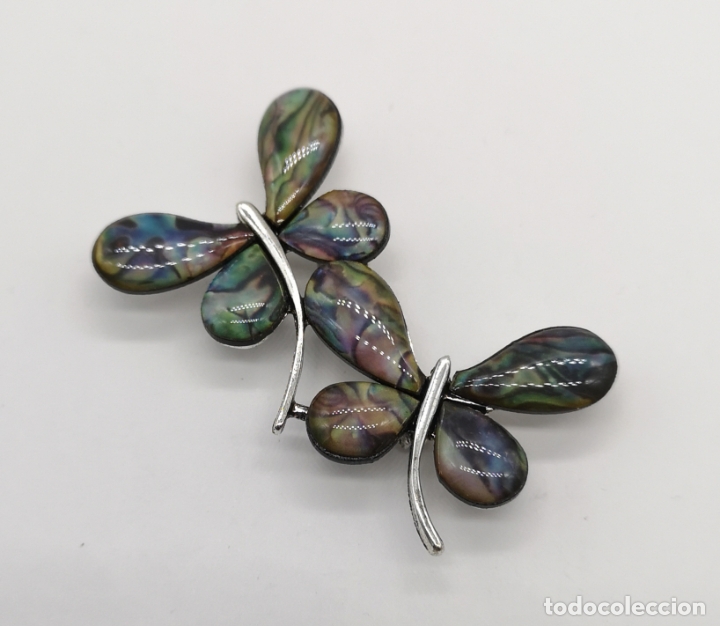 Joyeria: Bello broche colgante de mariposas con acabados en plata y s&iacute;mil de madreperla .