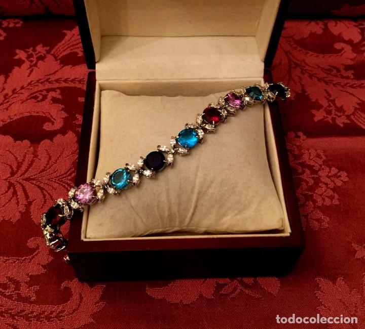Joyeria: PULSERA CHAPADA ORO BLANCO 18 K CON MULTIGEMAS - 24 GRAMOS. - Foto 2