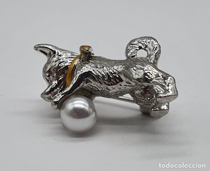 Joyeria: Bello broche de perrito con acabados en plata, oro y perla . - Foto 2 - 186169741