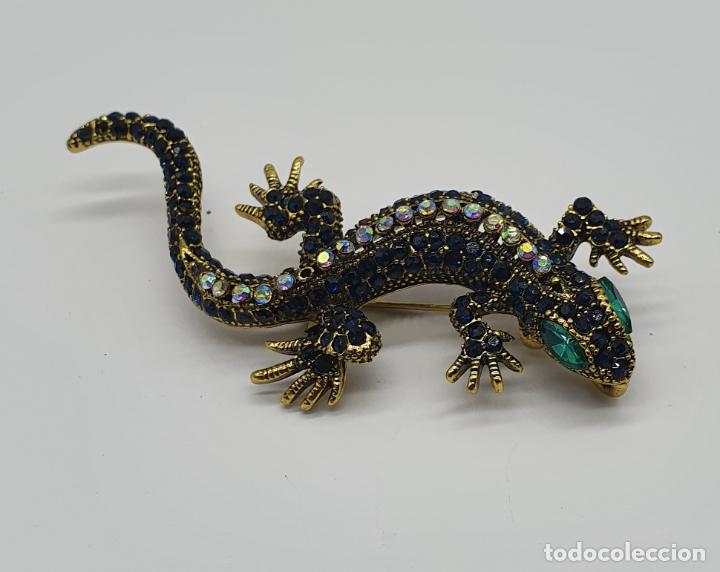 Joyeria: Elegante broche colgante de lagarto con acabado en oro viejo y pedrería . - Foto 2 - 303337353