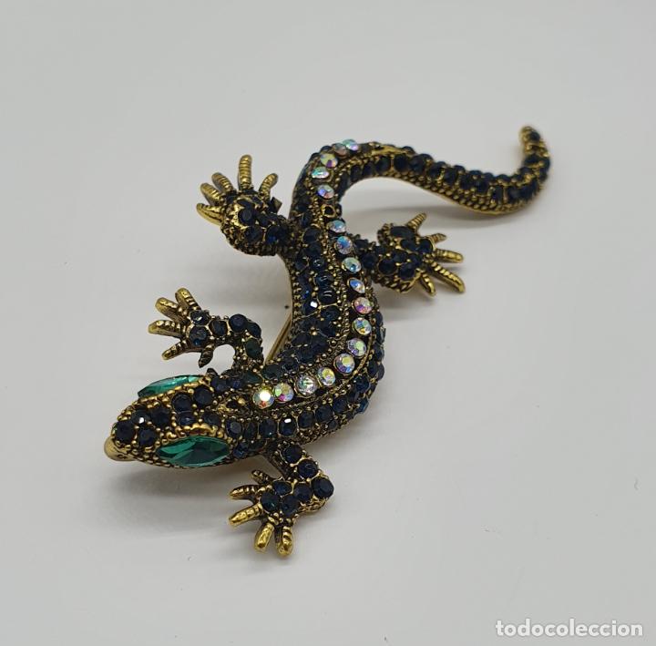 Joyeria: Elegante broche colgante de lagarto con acabado en oro viejo y pedrería . - Foto 3 - 303337353