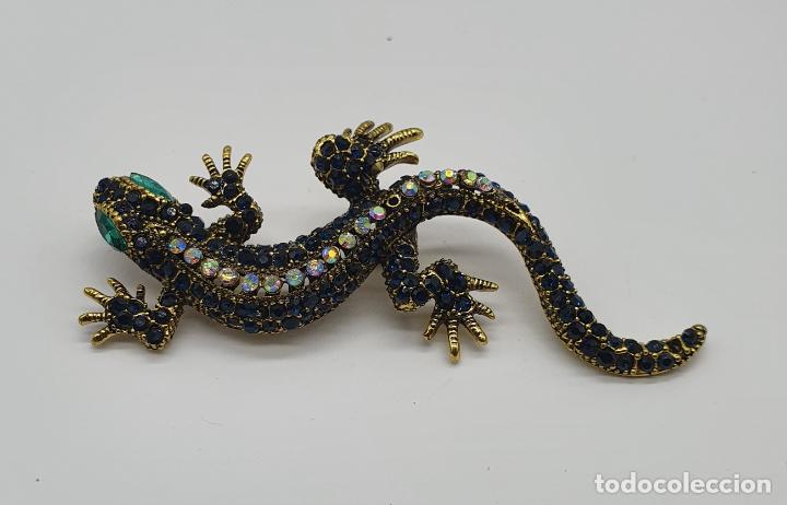 Joyeria: Elegante broche colgante de lagarto con acabado en oro viejo y pedrería . - Foto 4 - 303337353