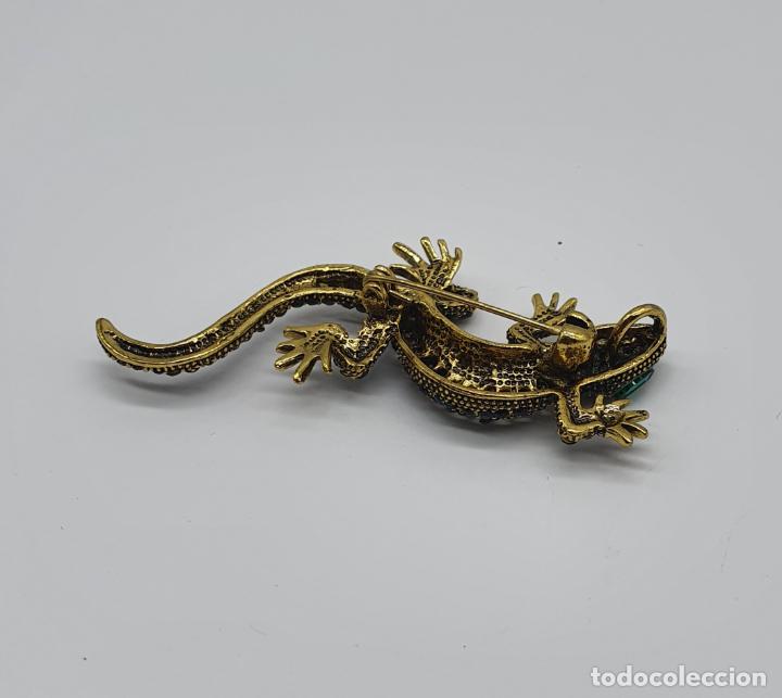 Joyeria: Elegante broche colgante de lagarto con acabado en oro viejo y pedrería . - Foto 5 - 303337353