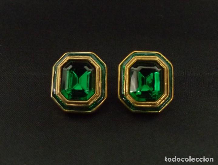 Jewelry: PENDIENTES DE LAT&Oacute;N, PIEDRAS VERDES Y ESMALTE.