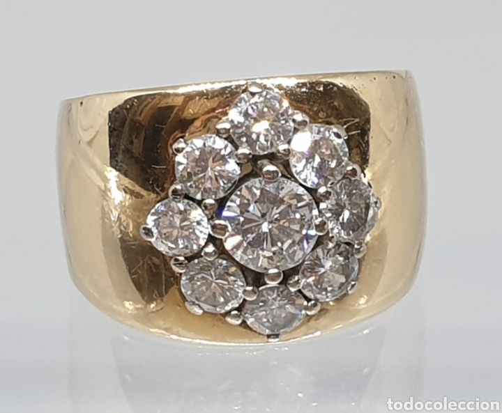 Joyeria: Exclusivo anillo de oro 18 y diamantes central 0,75 ct laterales 0,20 cada uno