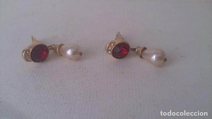 Jewelry: Pendientes metal. Perla y piedra roja m35