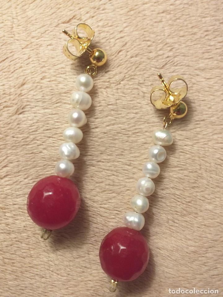 Joyeria: Pendientes largos de perlas y &aacute;gata roja - Foto 2