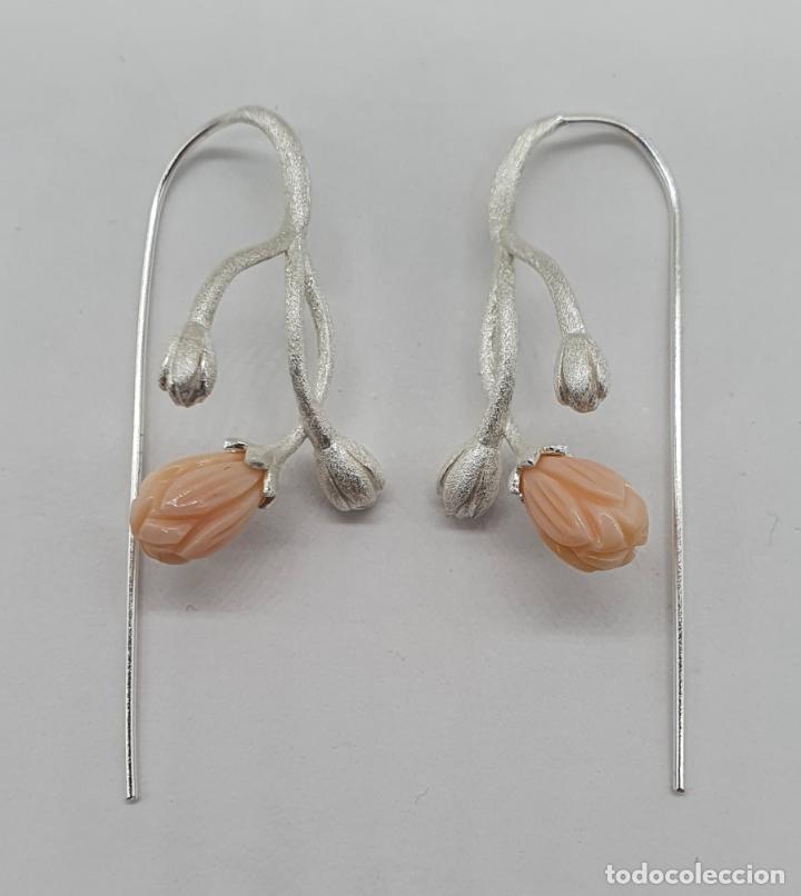 Joyeria: Bellos pendientes de dise&ntilde;o en plata de ley contrastada y flor en coral piel de &aacute;ngel tallado a mano
