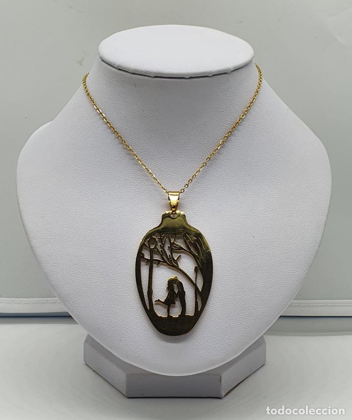 Joyeria: Bello colgante de estilo romantico de acero chapado en oro de 18k con enamorados troquelados .