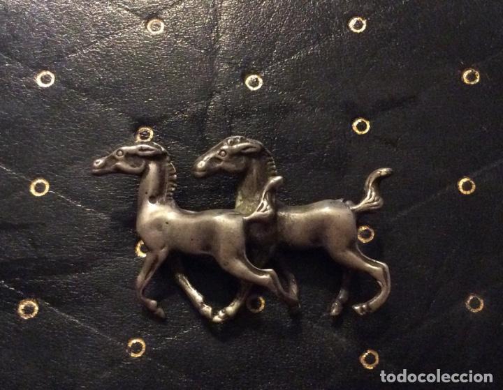 Joyeria: Curioso broche en plata con figuras de dos caballos - Foto 1