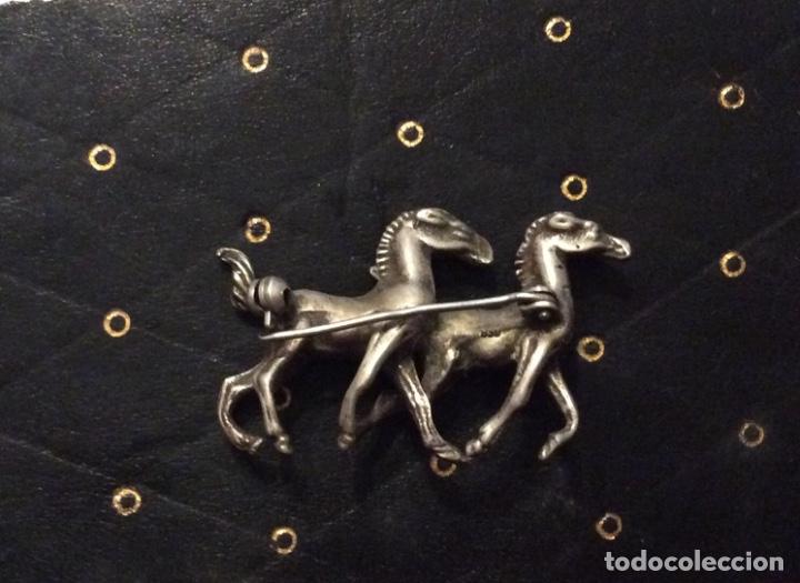 Joyeria: Curioso broche en plata con figuras de dos caballos - Foto 2