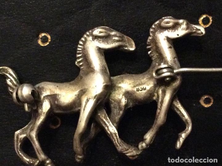 Joyeria: Curioso broche en plata con figuras de dos caballos - Foto 3