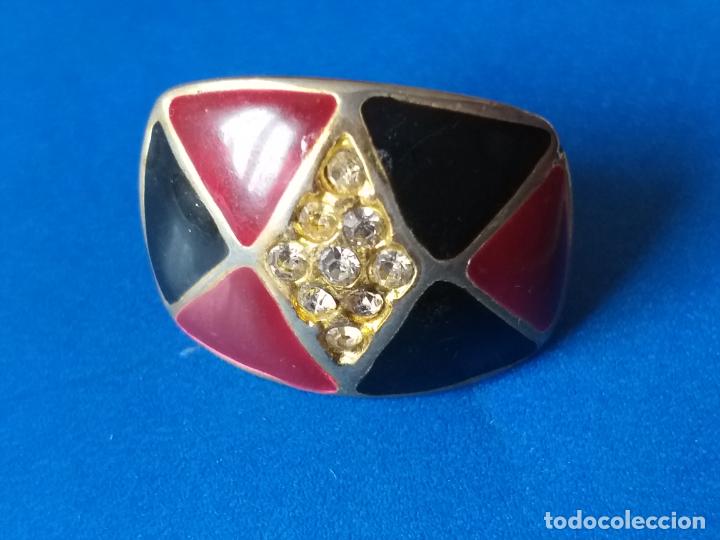 Schmuck: Un Pendiente suelto. Sin su pareja. Cierre clip. Rojo negro y dorado. Peque&ntilde;as piedresitas.
