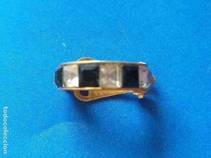Schmuck: Un Pendiente suelto. Sin su pareja. Cierre clip. Piedras negras y trasparentes