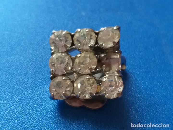 Jewelry: Un Pendiente suelto. Sin su pareja. Cierre clip. Peque&ntilde;as piedresitas engarzadas.