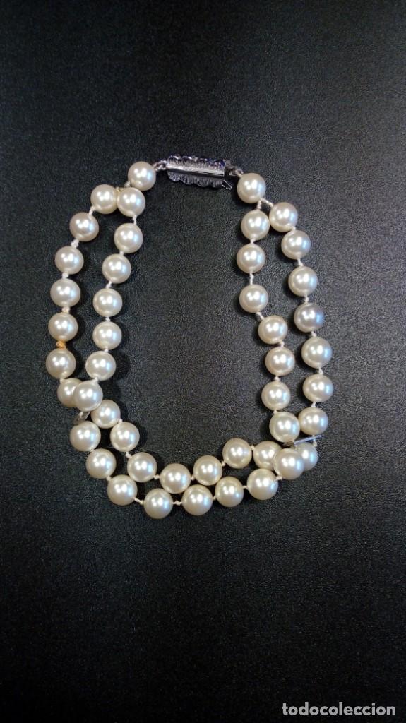 Joyeria: PULSERA DE DOS VUELTAS EN PERLAS Y CIERRE EN PLATA.