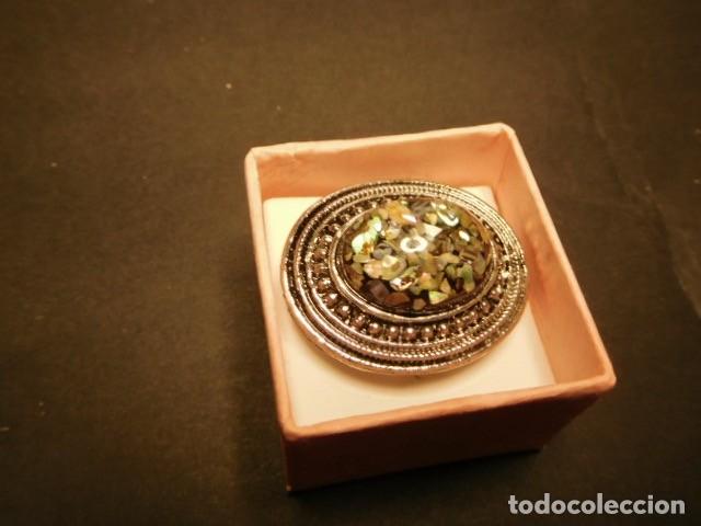 Joyeria: Anillo met&aacute;lico con piedra multicrom&aacute;tica - Foto 2