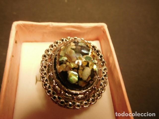 Joyeria: Anillo met&aacute;lico con piedra multicrom&aacute;tica - Foto 1