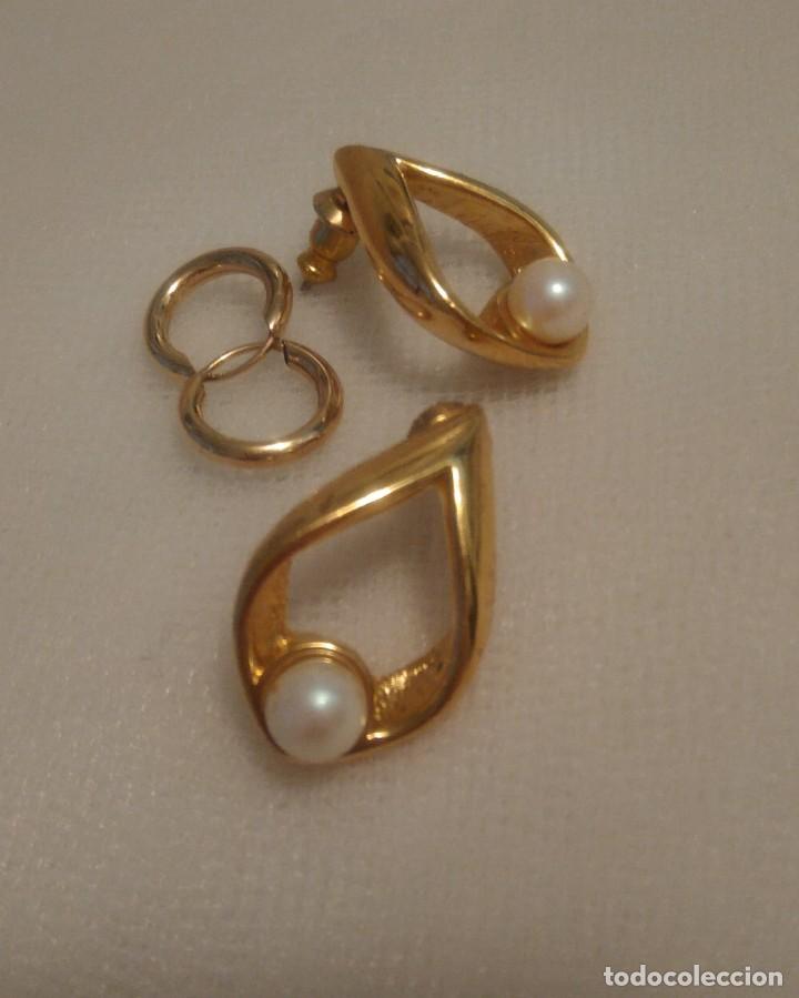 Joyeria: DOS PARES DE PENDIENTES DORADOS