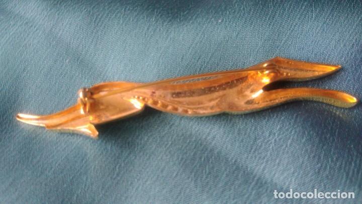 Joyeria: BROCHE GALGO DORADO ESTILO ART DEC&Oacute; - Foto 2