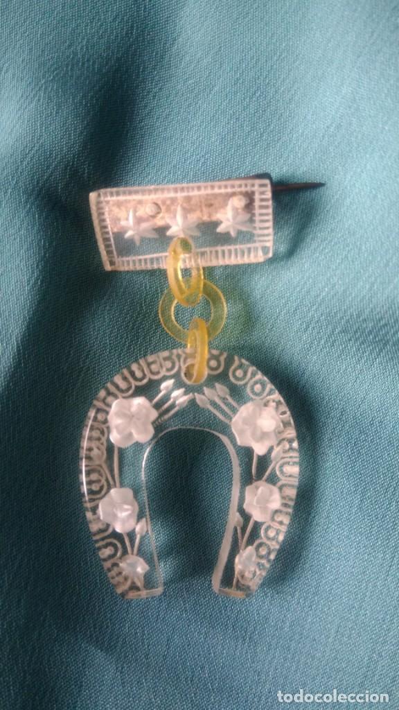 Joyeria: BROCHE MODERNISTA DE CELULOIDE HERRADURA - Foto 1