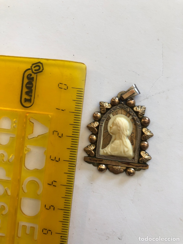 Joyeria: Antigua medalla con virgen en relieve - Foto 3
