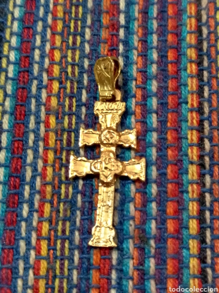 Gioielleria: EST- Cruz de Caravaca con Relieve y con Grabado en Oro de 18 Kilates. Peso: 1'5 gramos.