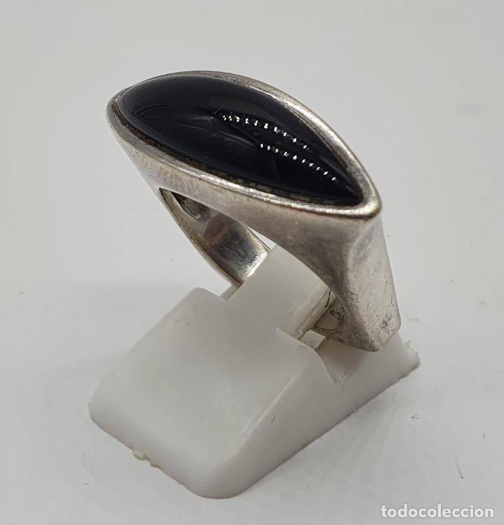 Joyeria: Anillo de dise&ntilde;o sofisticado en plata de ley maciza con cabuj&oacute;n negro en forma de ojal . - Foto 2