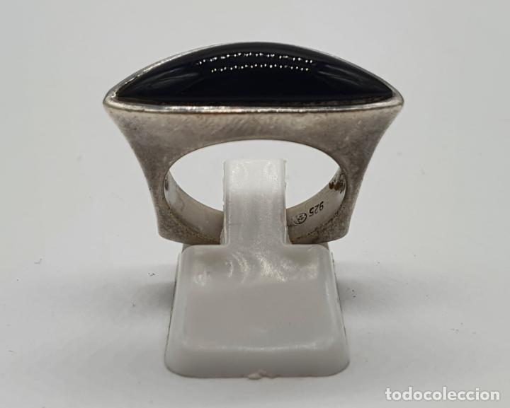Joyeria: Anillo de dise&ntilde;o sofisticado en plata de ley maciza con cabuj&oacute;n negro en forma de ojal . - Foto 3