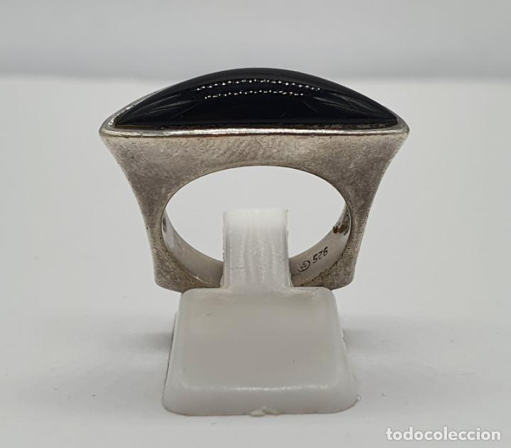 Joyeria: Anillo de dise&ntilde;o sofisticado en plata de ley maciza con cabuj&oacute;n negro en forma de ojal . - Foto 1