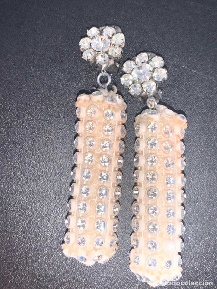 Jewelry: Preciosa pareja de pendientes de fantas&iacute;a. A un pendiente le faltan dos piedrecitas