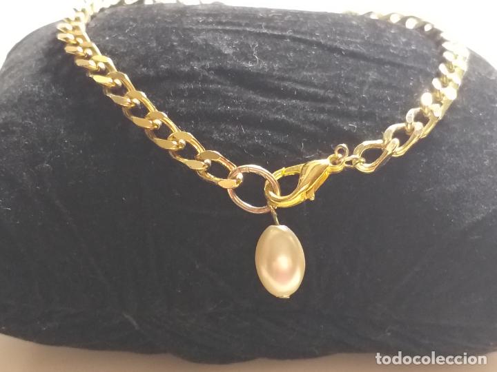 Joyeria: Pulsera. Dorada y perla de imitaci&oacute;n. 22 cm de largo. - Foto 2