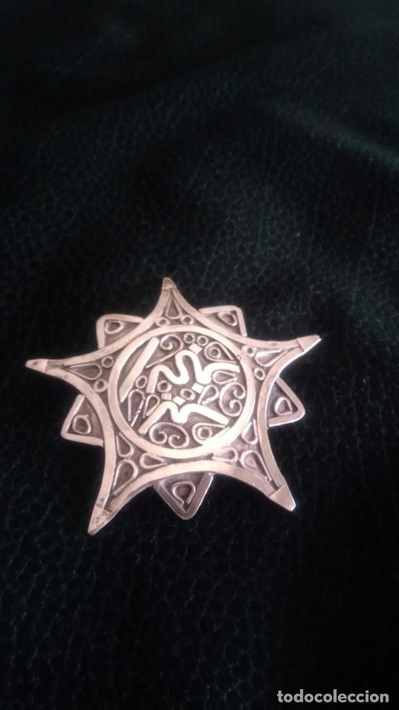 Joyeria: BROCHE DE PLATA EN FORMA DE ESTRELLA CON INSCRIPCIONES - Foto 1