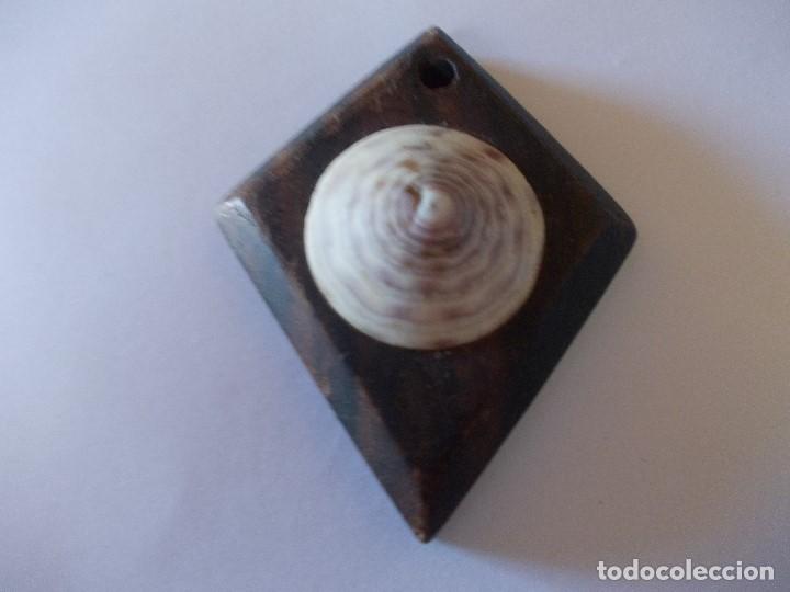 Joyeria: Colgante concha marina incrustada en madera - Foto 2