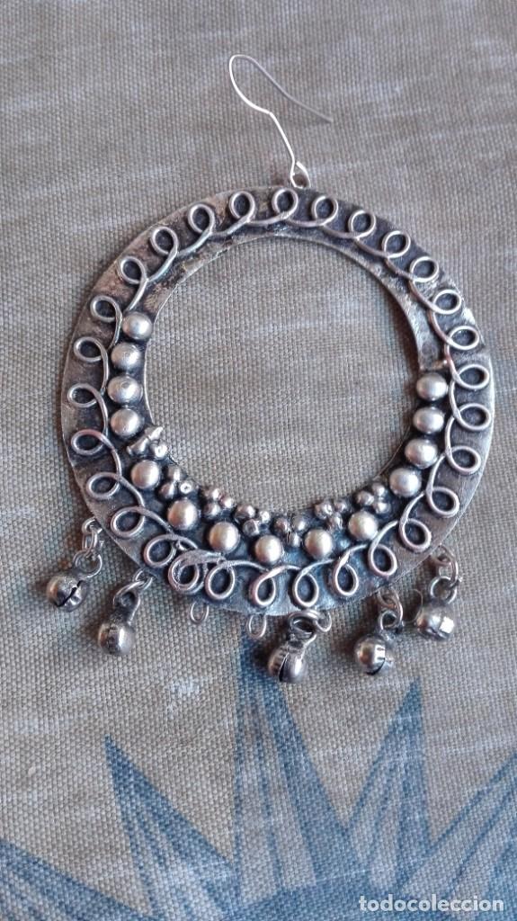 Joyeria: Pendiente antiguo de metal plateado - Foto 1